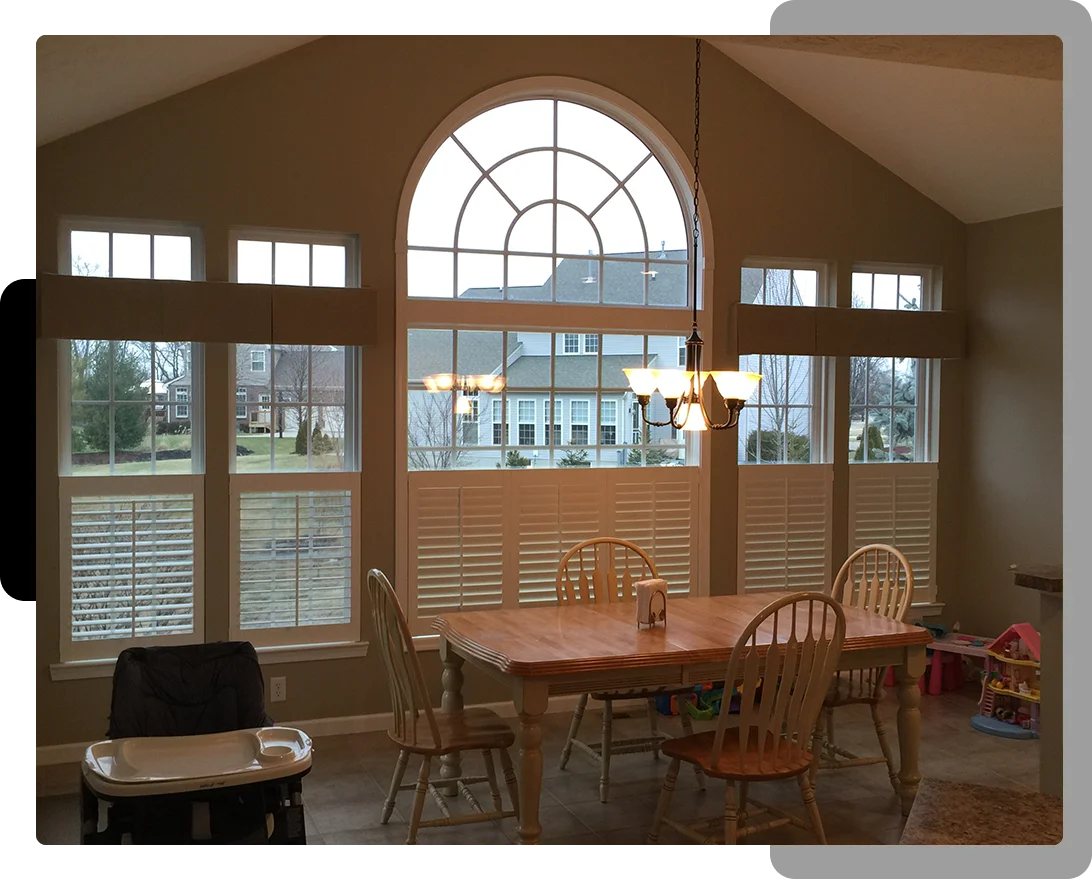 A dining room with chairs and table in the center.